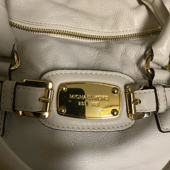 Michael Kors off White Leather Designer Tote/ shoulder /weekender
GUC - Picture 7 of 11